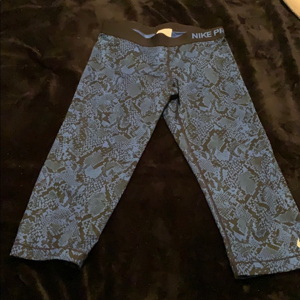 Nike Pro Crops - Sz L - Cool Snakeskin Pattern!